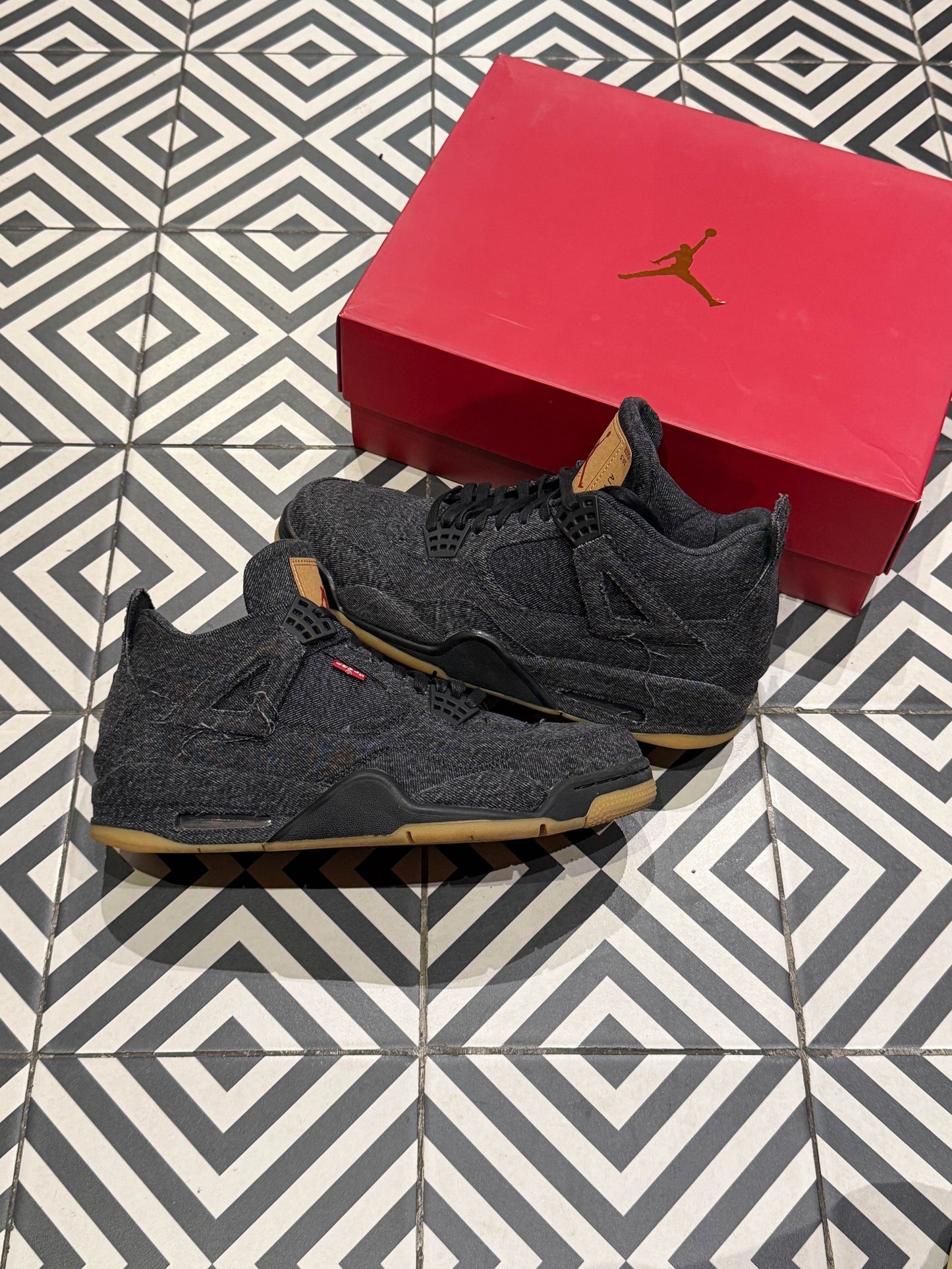 Jordan 4 Levis Black (Taille 44,5)