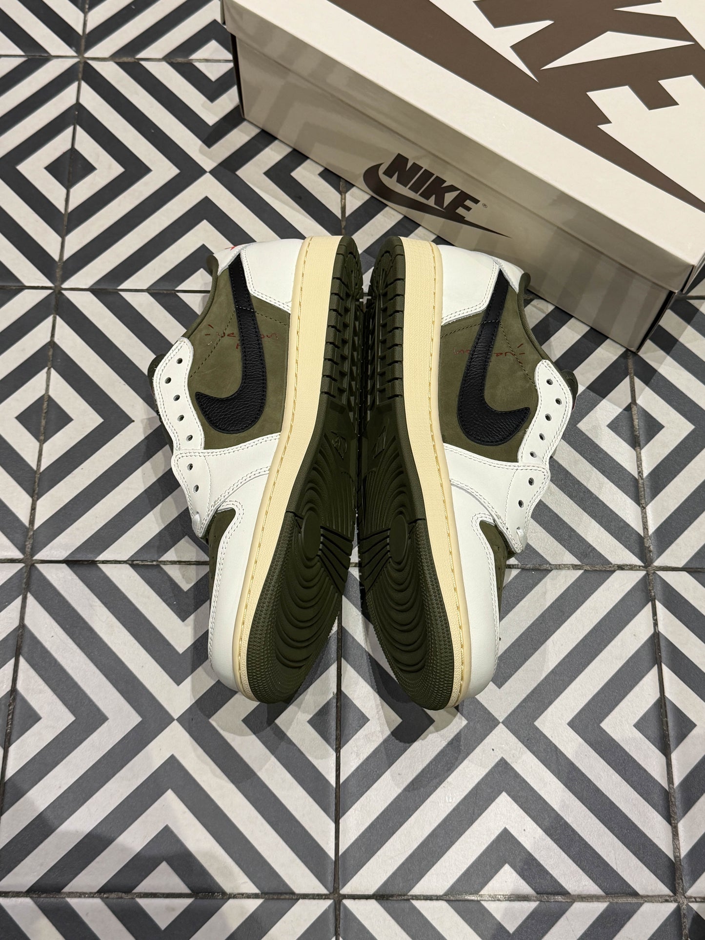 Jordan 1 Low Travis Scott Medium Olive (Taille 44)