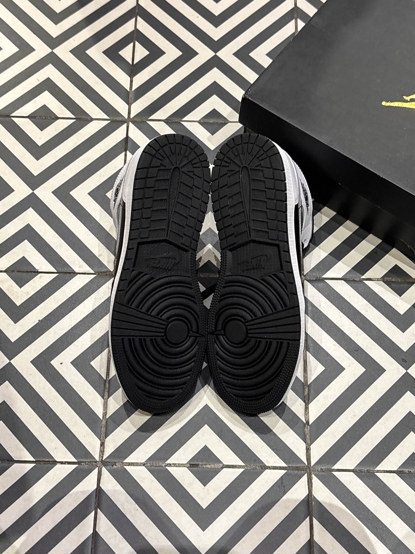 Jordan 1 Mid Shadow GS (Taille 38,5)