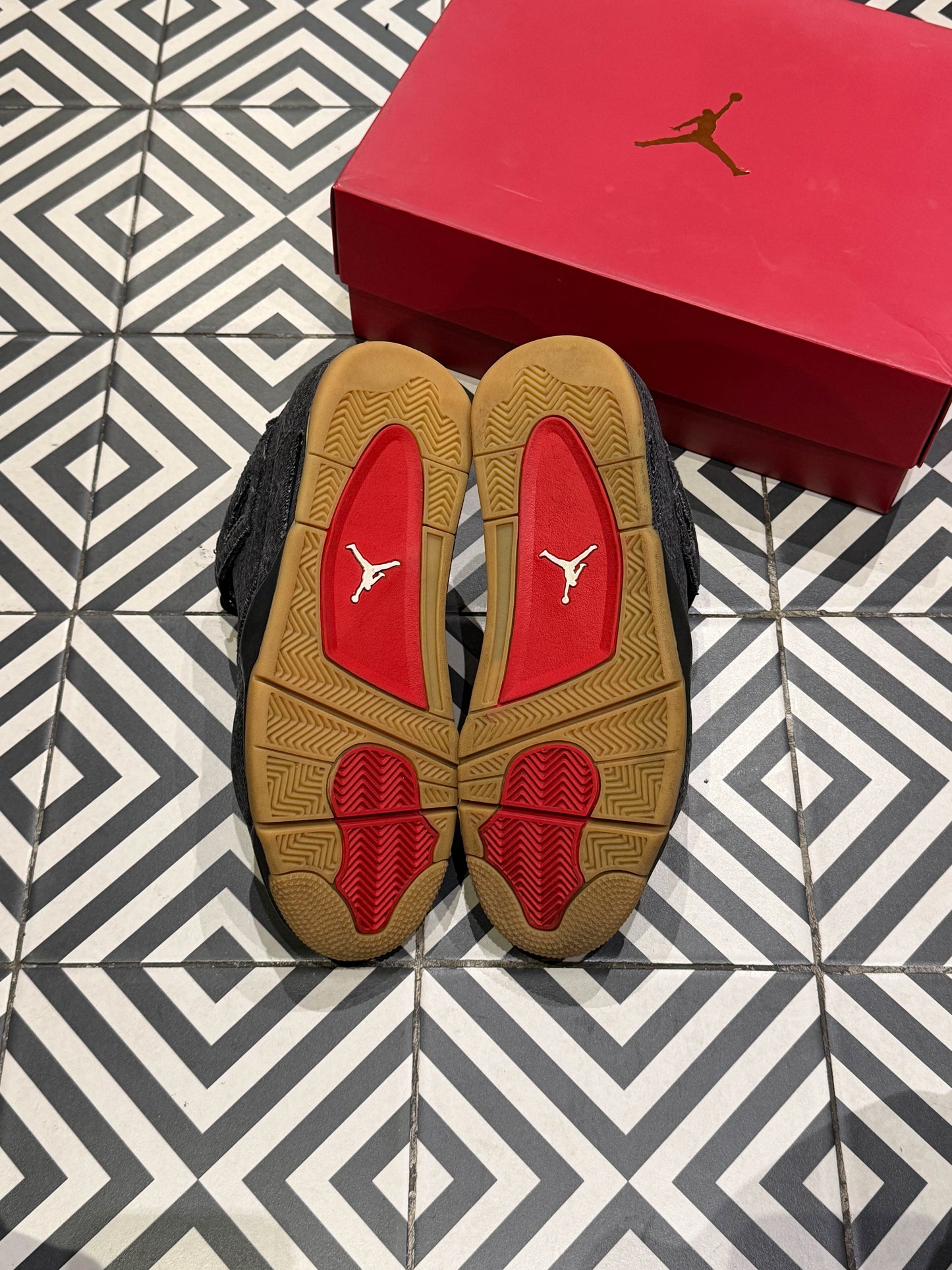 Jordan 4 Levis Black (Taille 44,5)