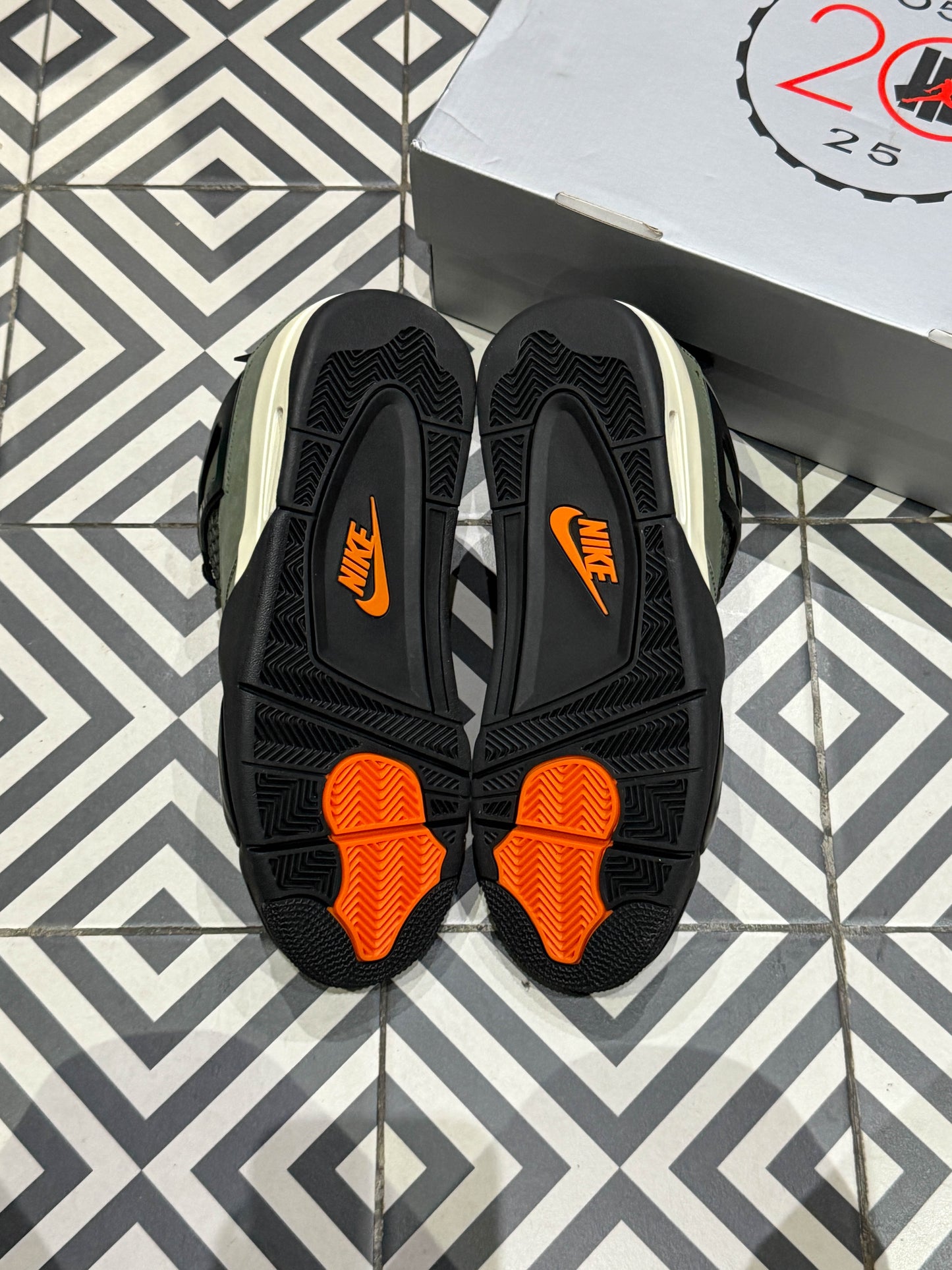 Jordan 4 Undefeated (Taille 43)