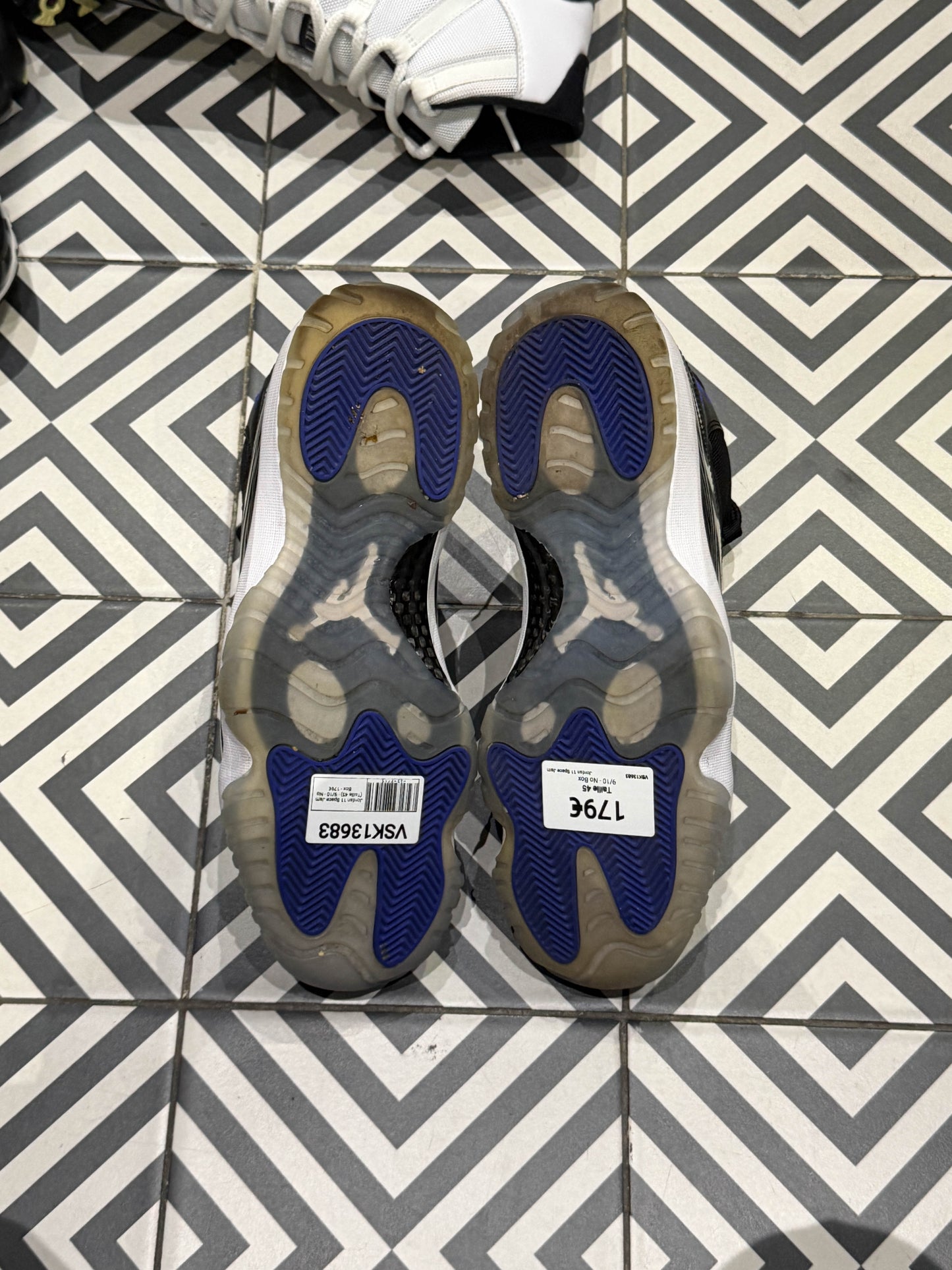 Jordan 11 Space Jam (Taille 45)