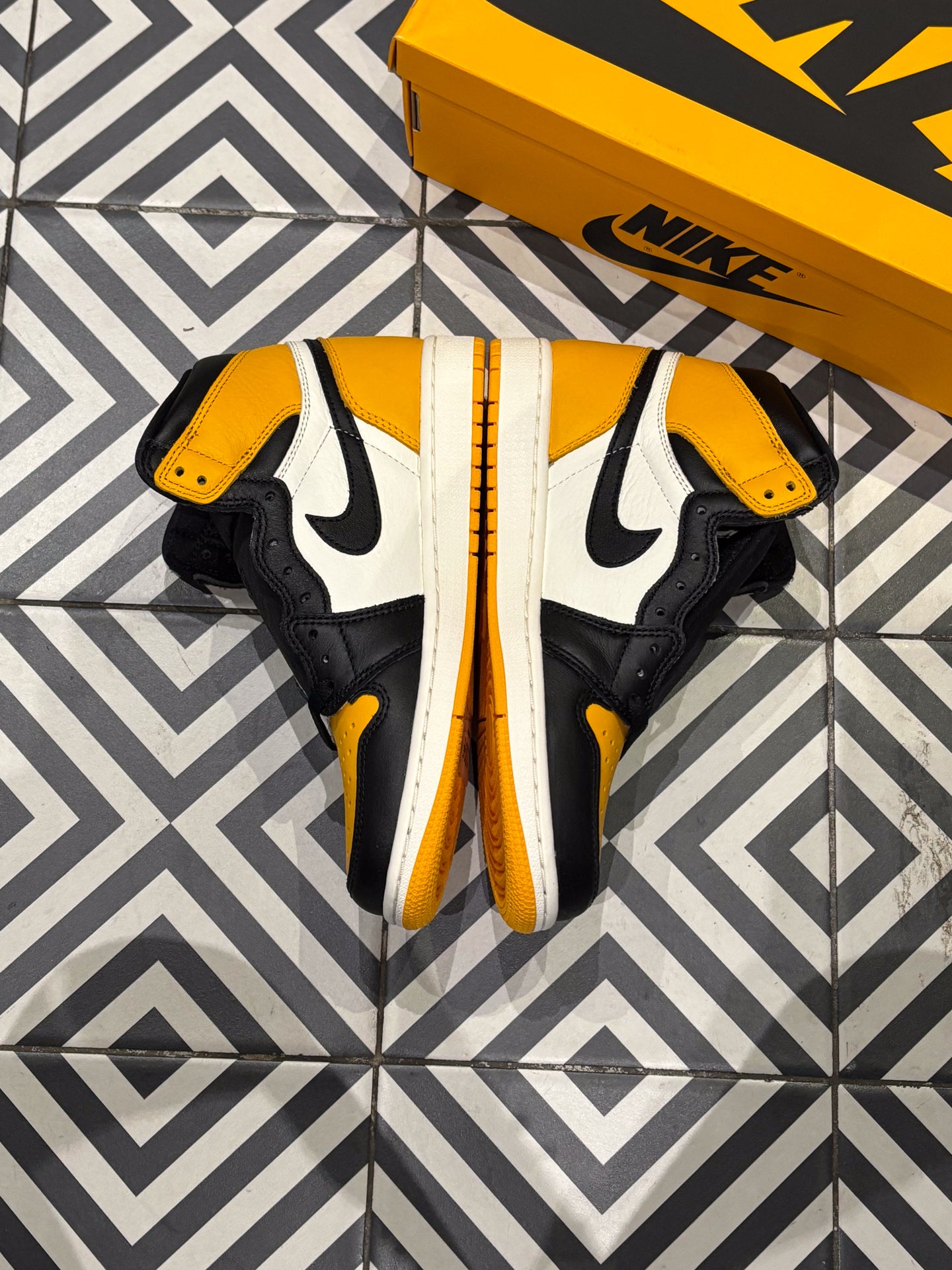 Jordan 1 High Taxi (Taille 40)