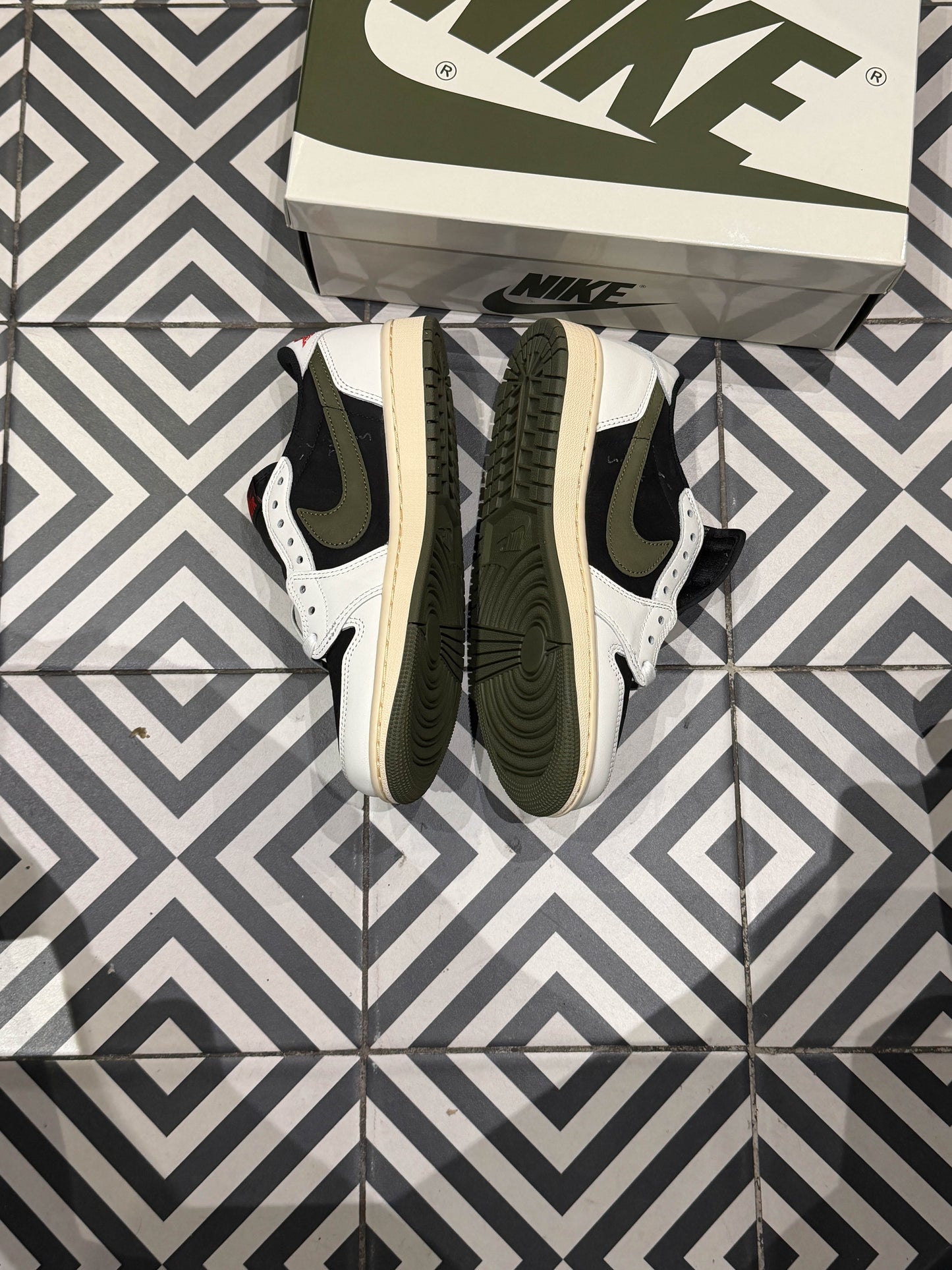 Jordan 1 Low Travis Scott Olive (Taille 38,5)