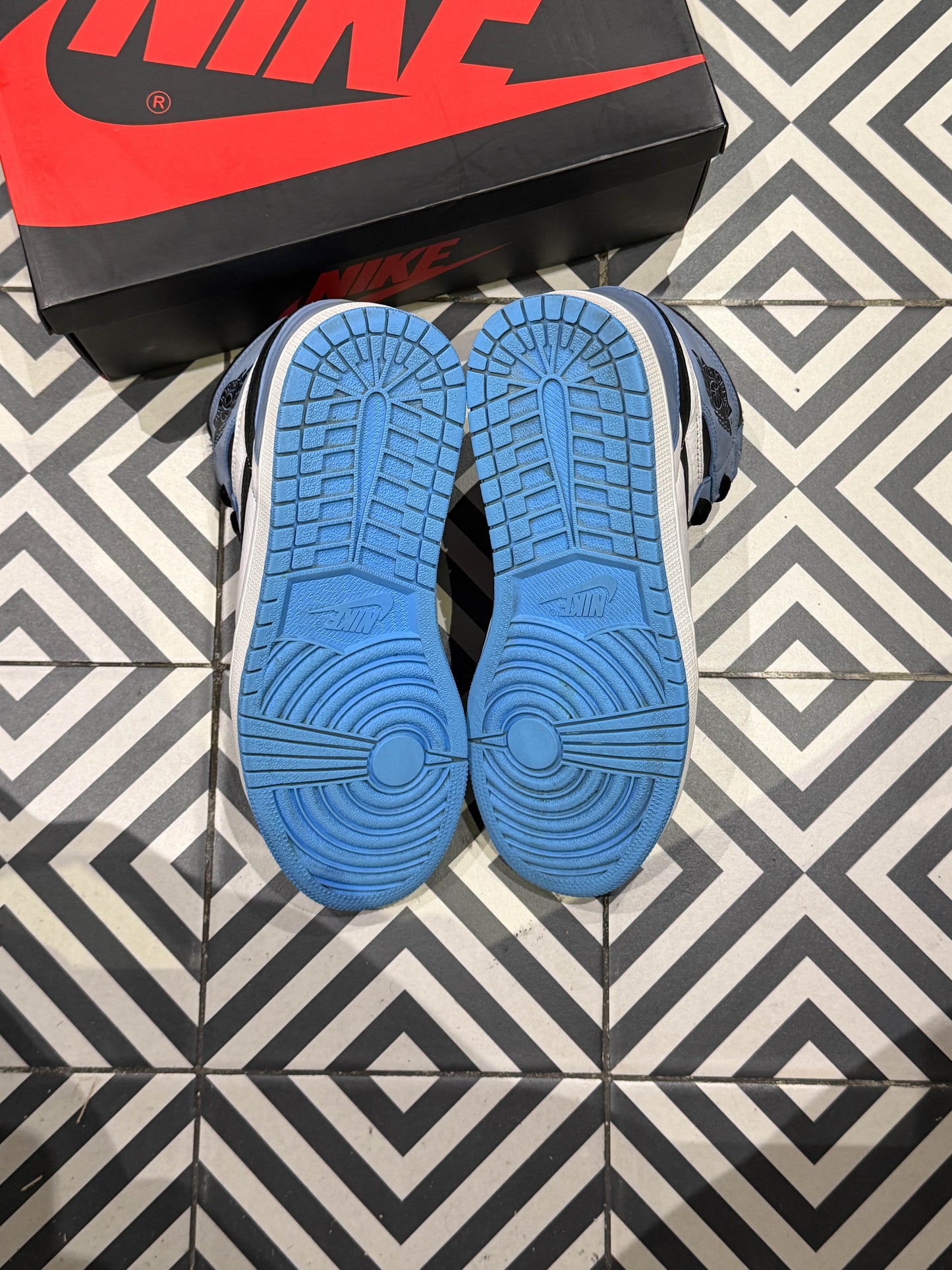 Jordan 1 High University Blue (Taille 43)