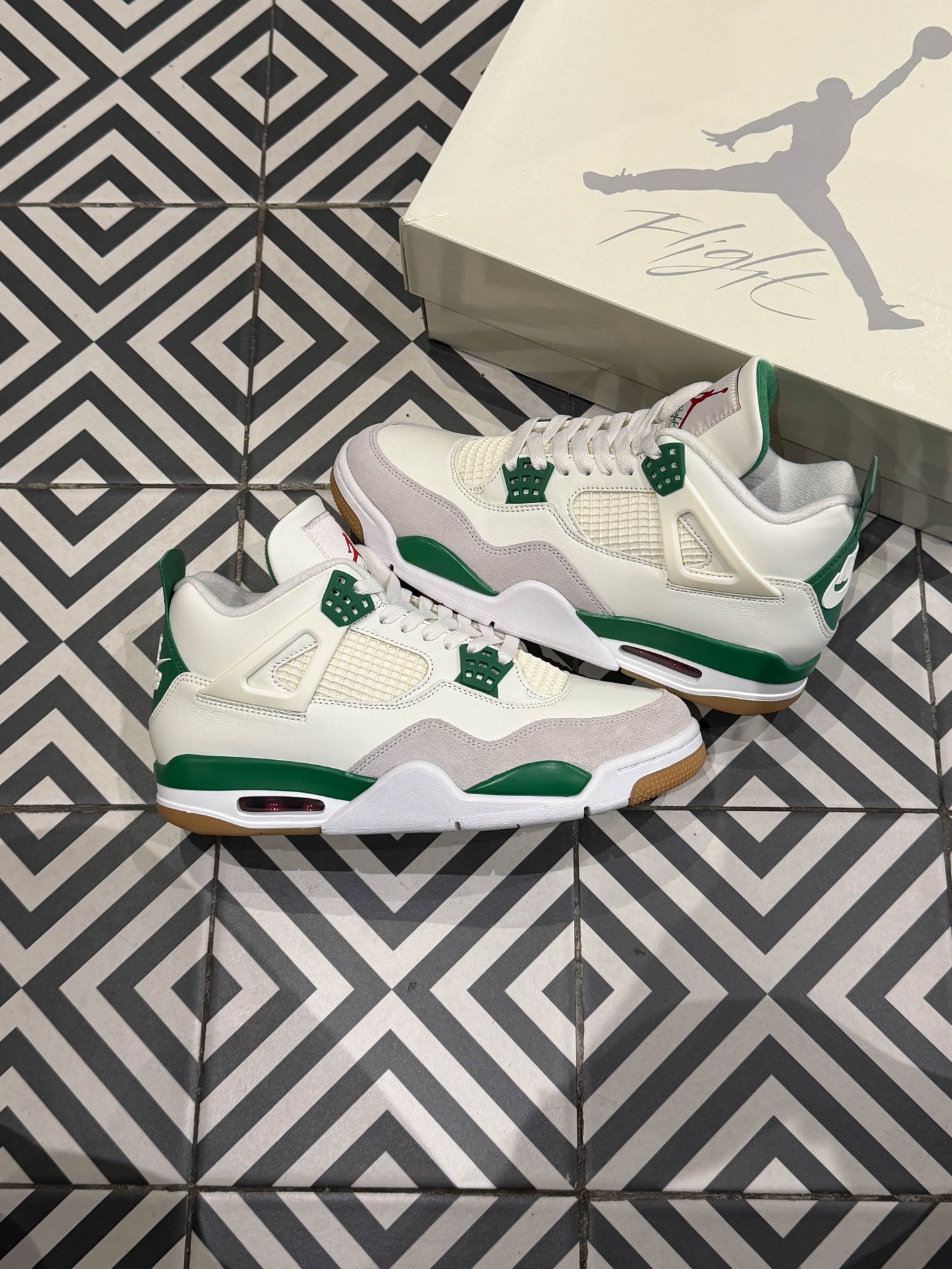 Jordan 4 SB Pine Green (Taille 42)