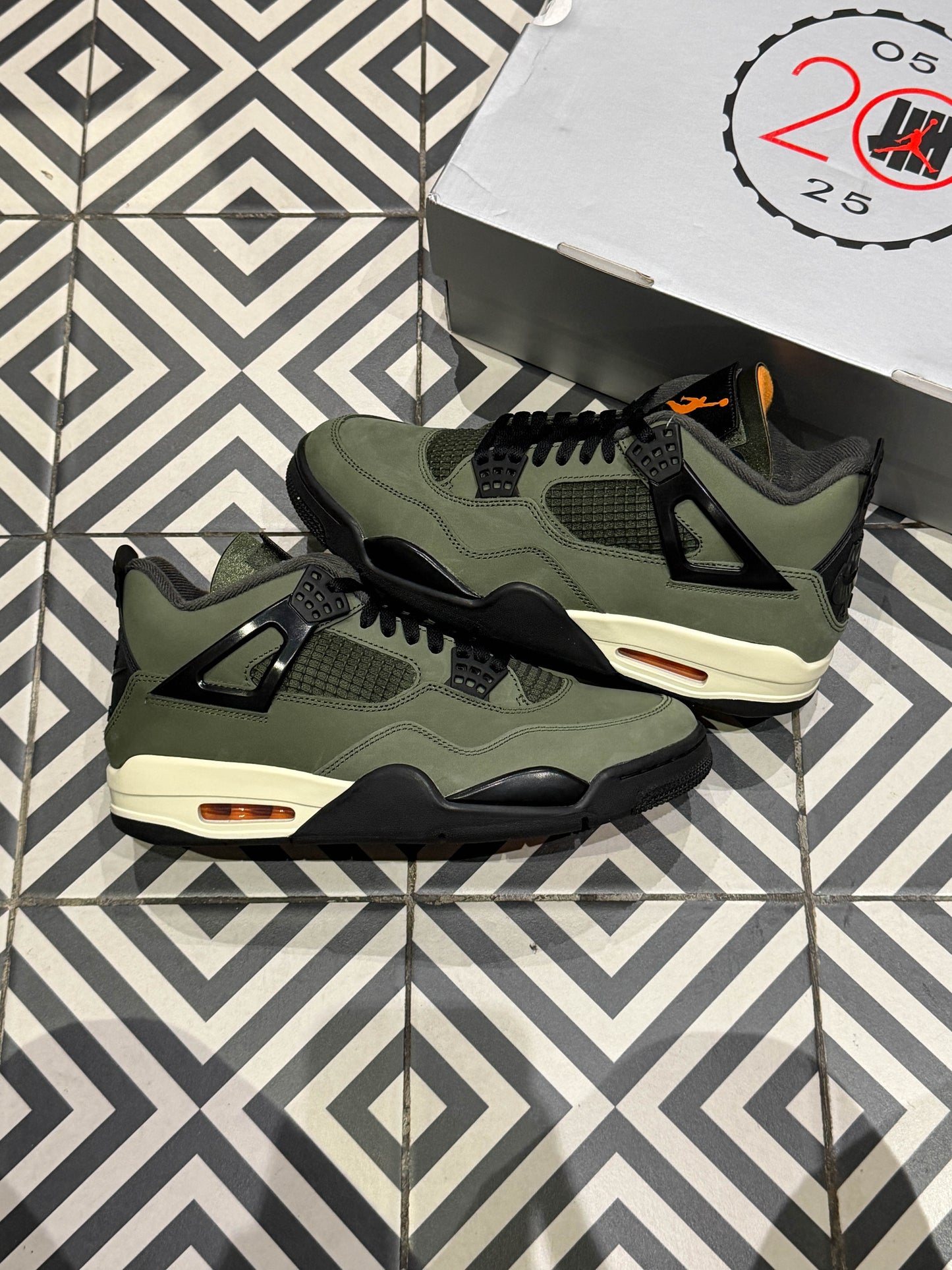 Jordan 4 Undefeated (Taille 43)