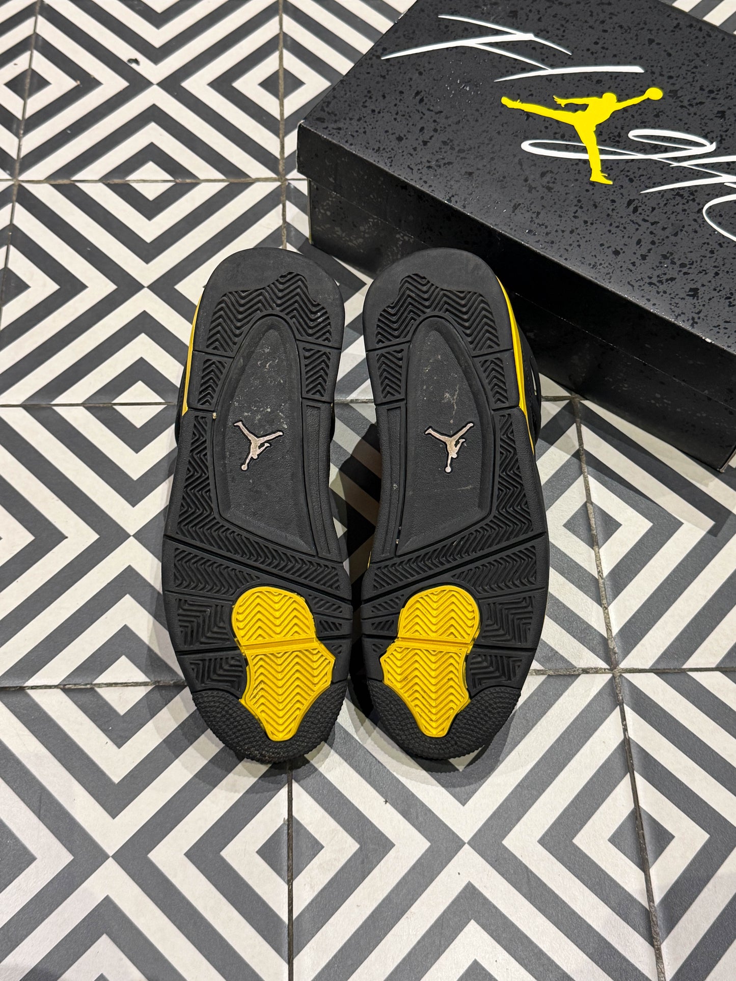 Jordan 4 Thunder (Taille 42,5)