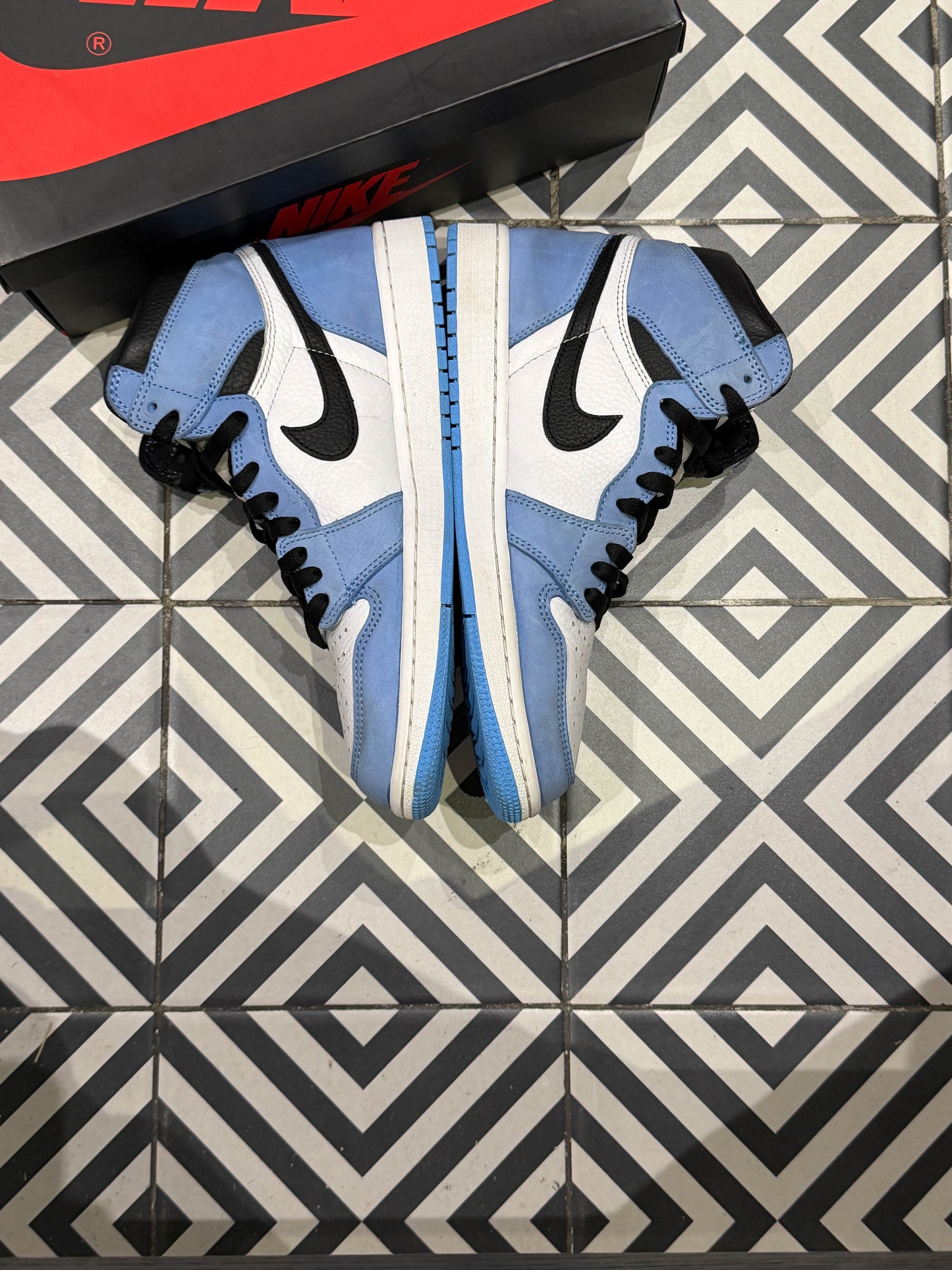 Jordan 1 High University Blue (Taille 43)