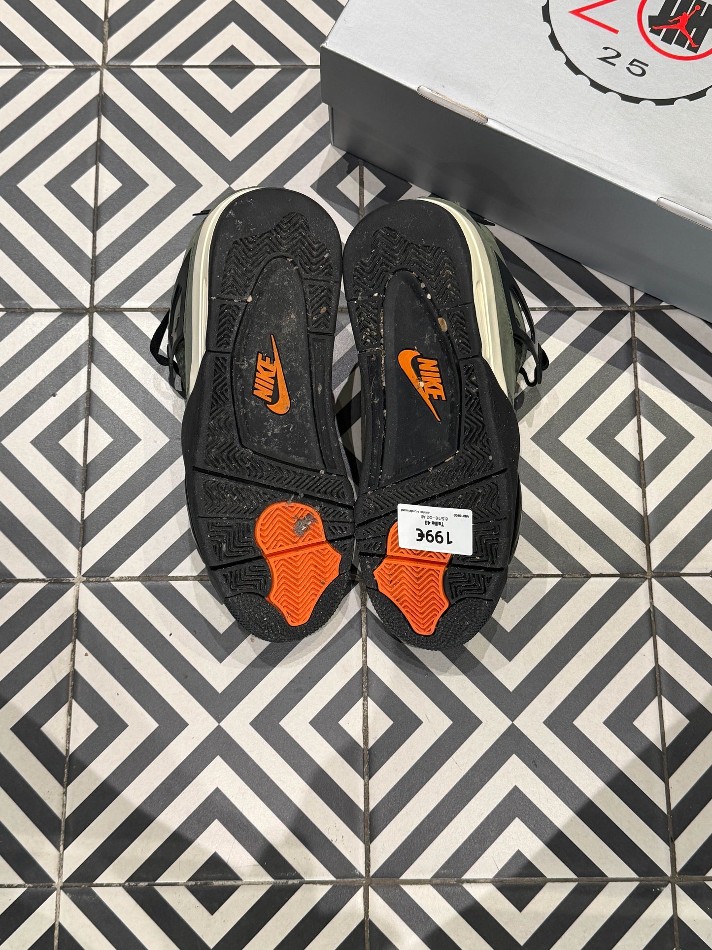 Jordan 4 Undefeated (Taille 43)