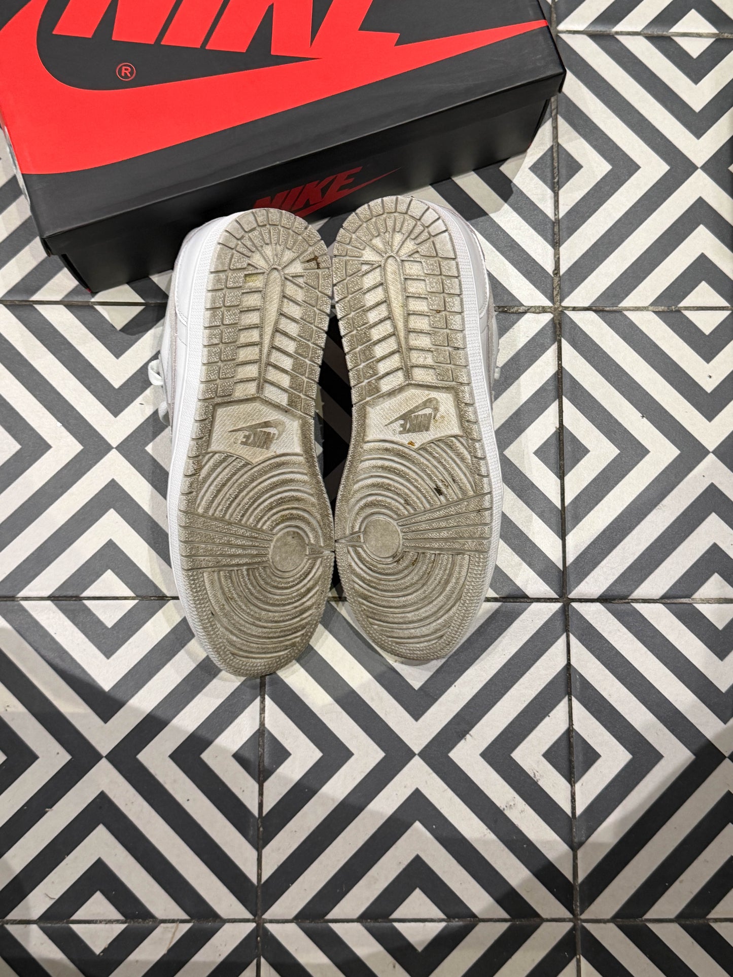 Jordan 1 Low Neutral Grey (Taille 42,5)