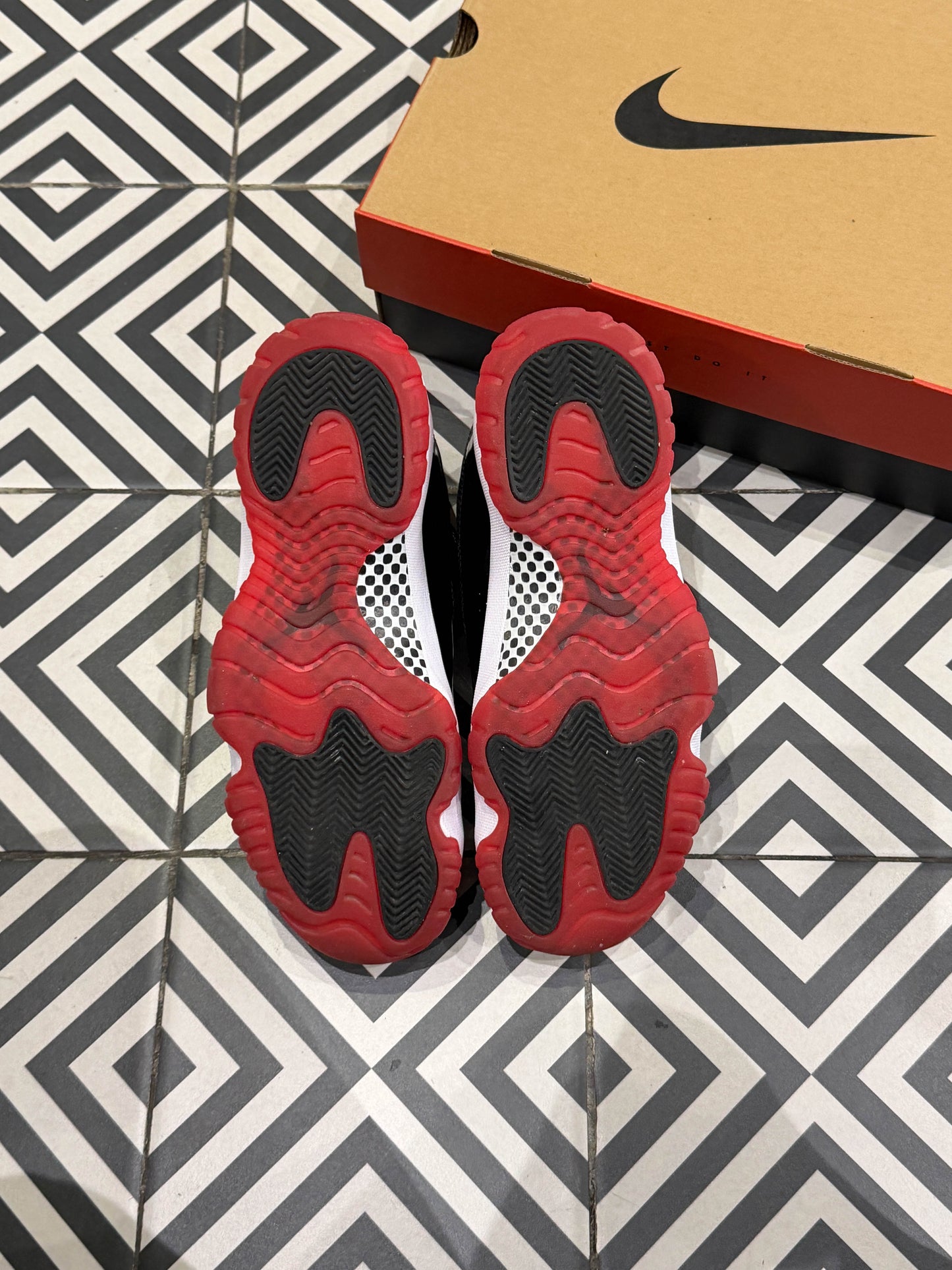 Jordan 11 Bred 2019 (Taille 42,5)