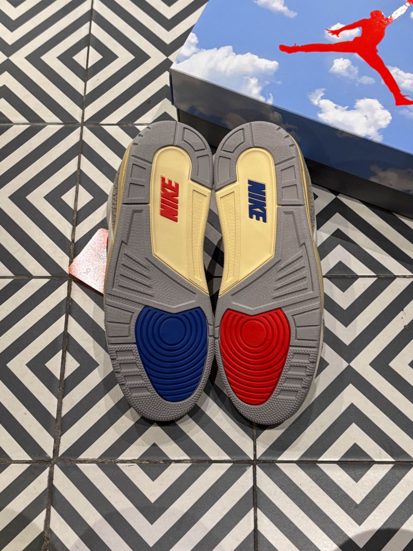 Jordan 3 Seoul (Taille 43)