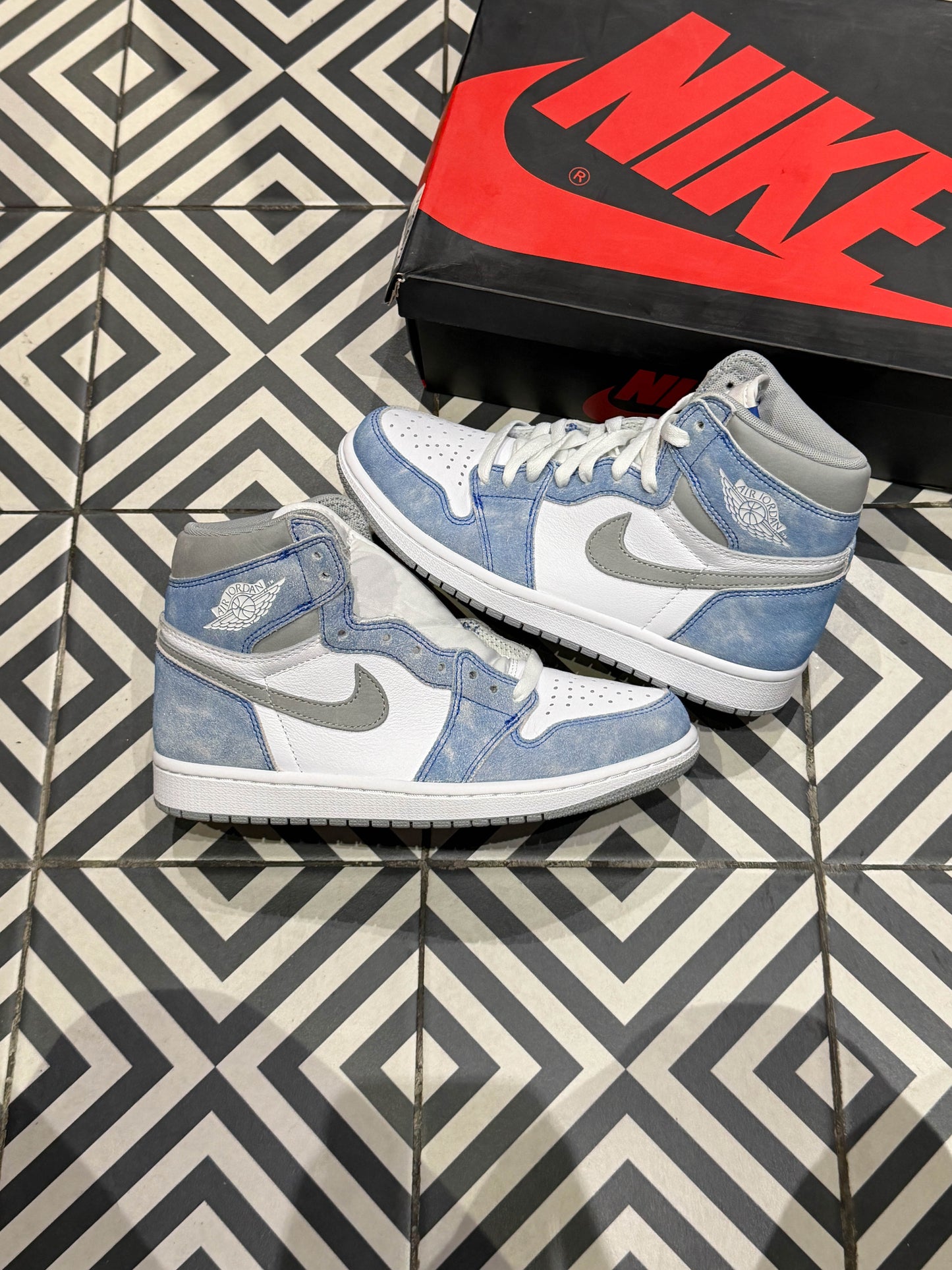 Jordan 1 High Hyper Royal (Taille 40)