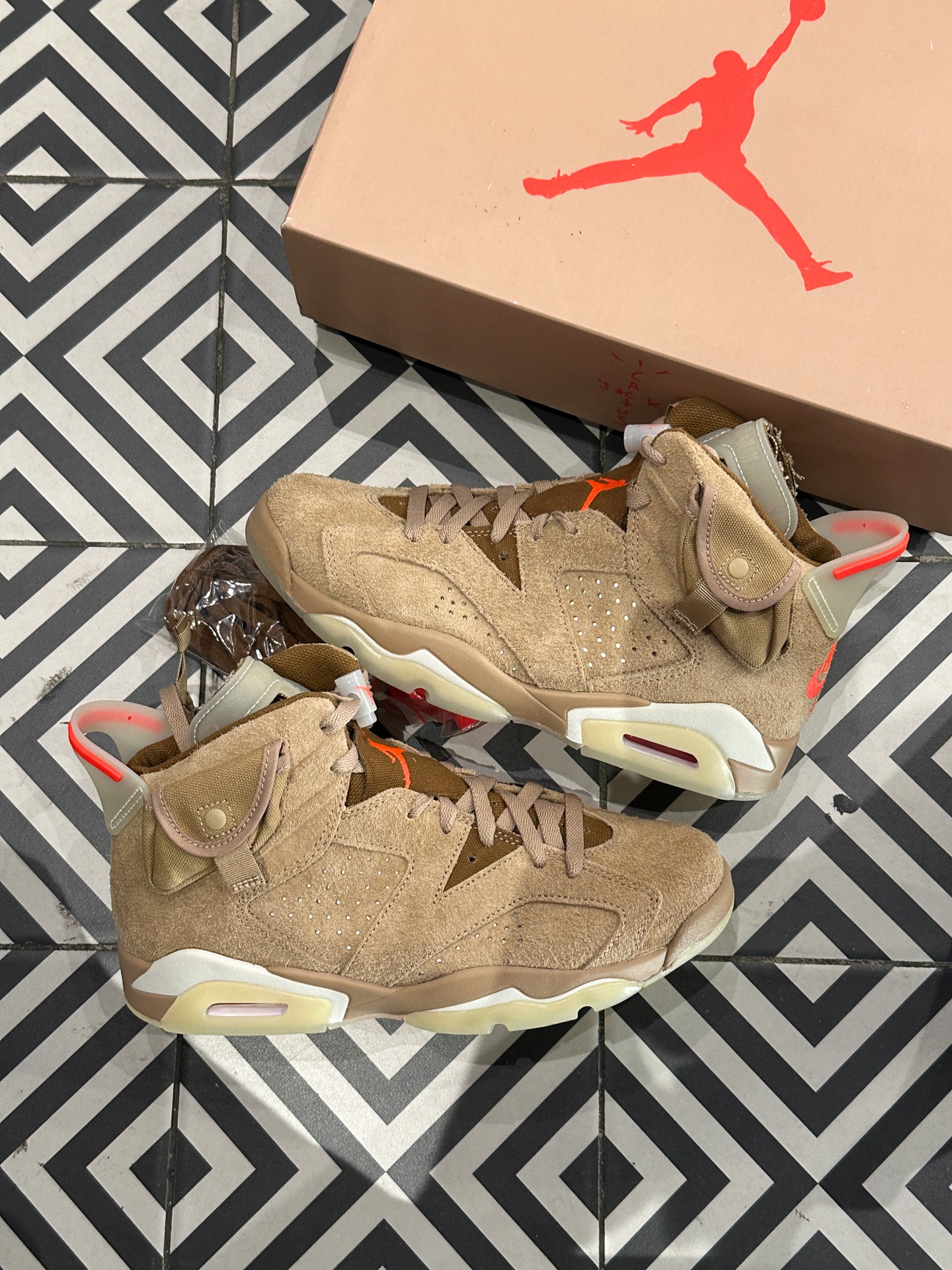 Jordan 6 Travis Scott British Kaki (40,5)
