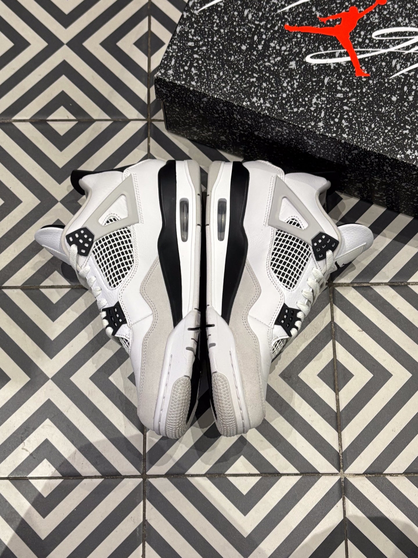 Jordan 4 Military Black (Taille 43)