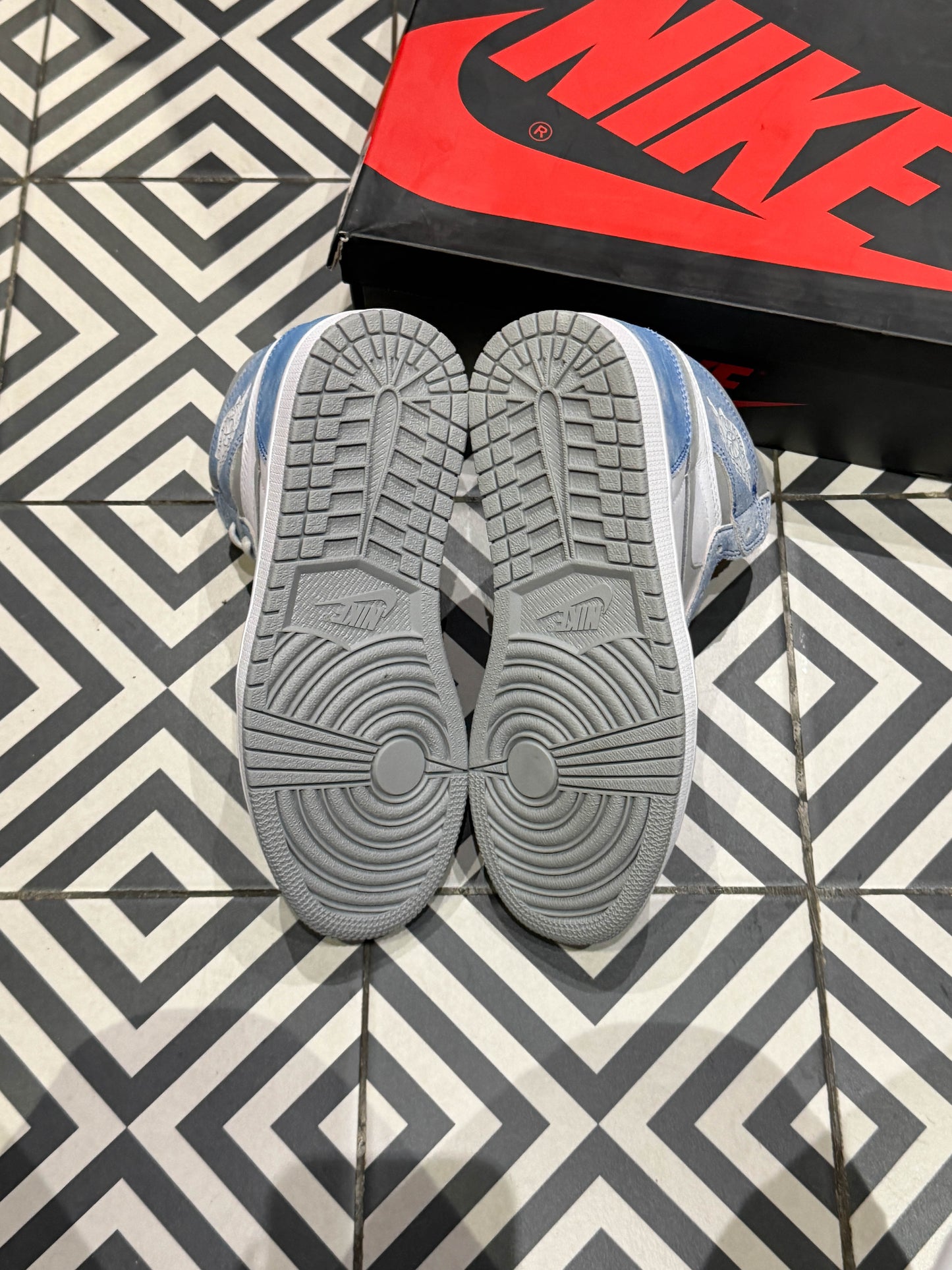 Jordan 1 High Hyper Royal (Taille 40)